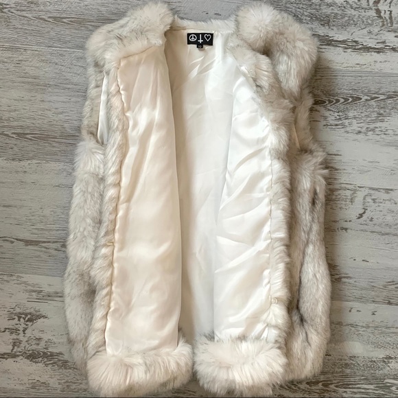 Missguided Faux Fur Vest White/ Gray / Beige NEW - Picture 3 of 6